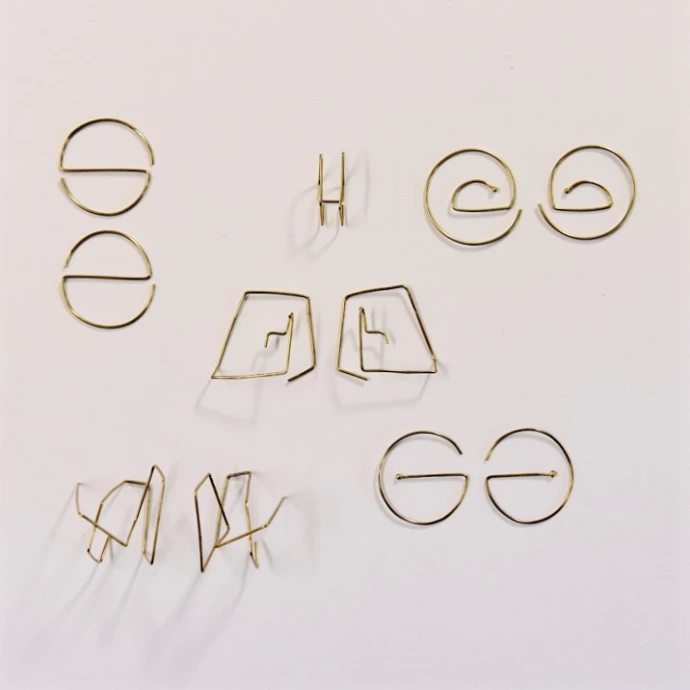 Formation bijouterie Bruxelles boucles d'oreilles fil laiton Les Ateliers du Bijou Contemporain