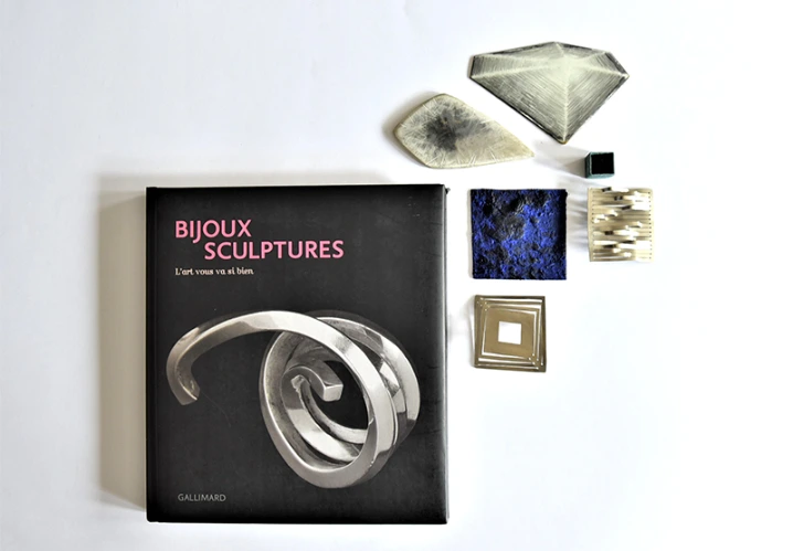 livre de bijou et sculpture "l'art vous va si bien" de gallimard