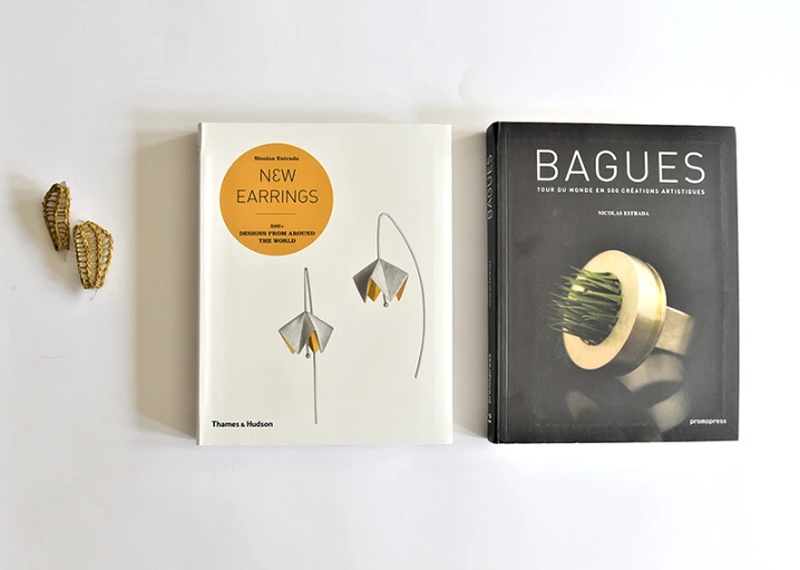 deux livres de bijouterie la série de 500 boucles d'oreilles et bagues