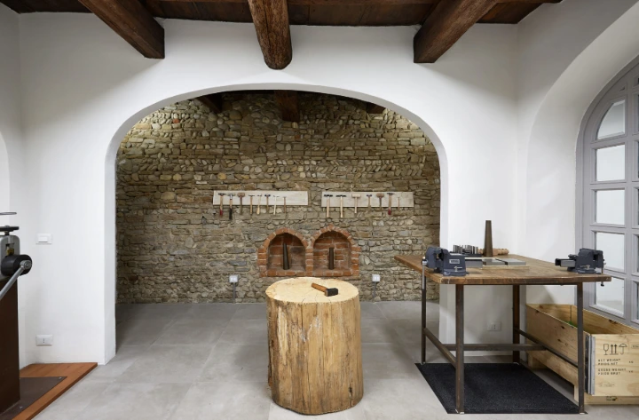 établis d'atelier de la alchimia jewellery school avec des outils