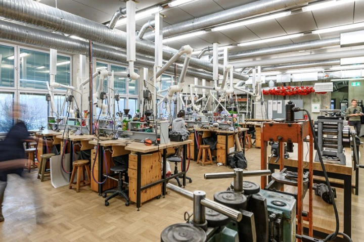 Classe lumineuse avec établis à ecole de bijouterie eka