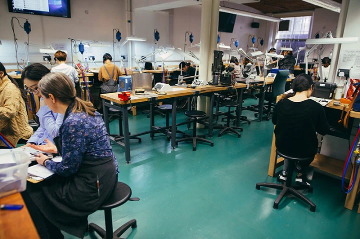 Salle de cours à ecole de bijouterie à birmingham city pour le sertissage et les pierres