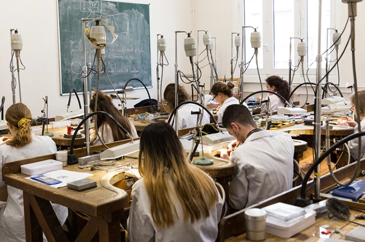 étudiants en bijouterie concentré sur leurs travaux à ecole de bijouterie hej
