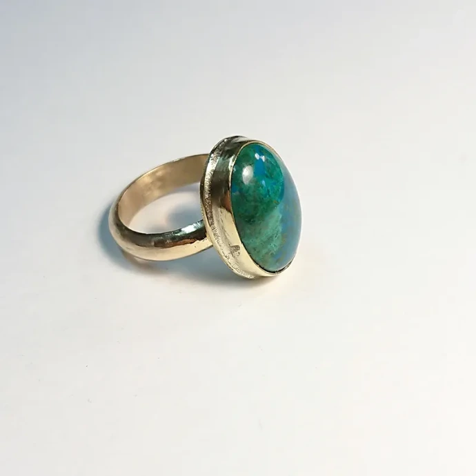 bague avec serti clos