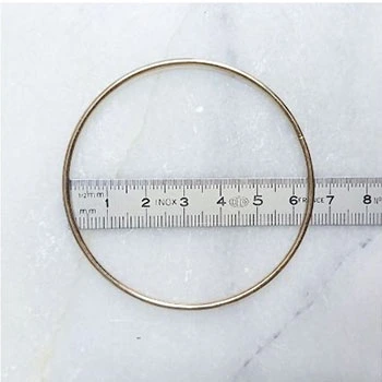 Mesure d'un bracelet de fil de métal fin sur une latte en métal
