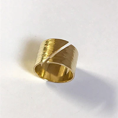 Bague épaisse métallique doré avec une échancrure au centre texturé