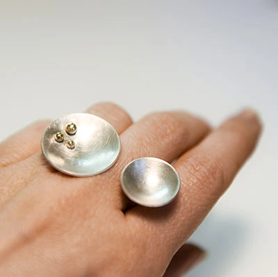 Bague à la structure originale se coinçant entre 3 doigts