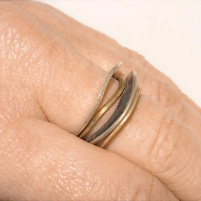 Bague de fins fils vaguelés et de différentes couleurs