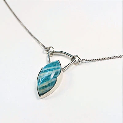 Chaine fine avec pendentif à deux accroches triangulaires et pierre bleu marbrée