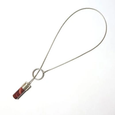 Collier-cravate avec pierre rouge sablée