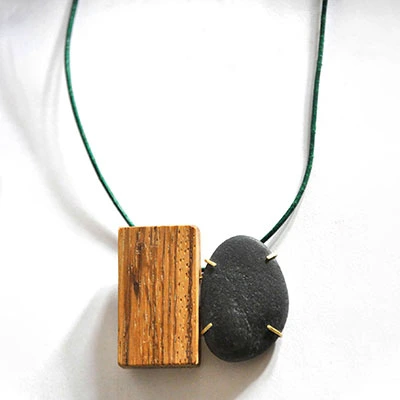 Collier à cordon de cuir et pendentif en bois et pierre