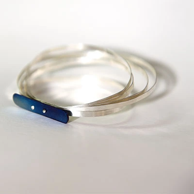 Bracelets effet milles-feuilles avec bijou bleu créé par Canoo Valérie
