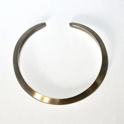 Torque, collier rigide tour de cou