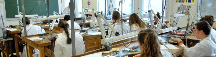 Vue intérieure atelier de bijouterie lumineux avec établis
