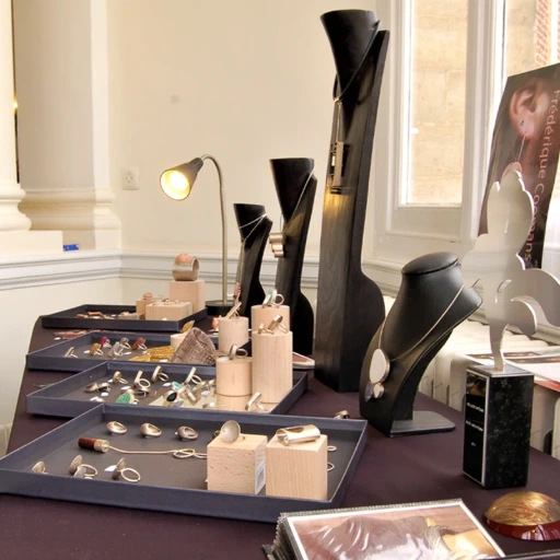 Une étale de bijoux présentés dans le cadre d'un marché de créateurs