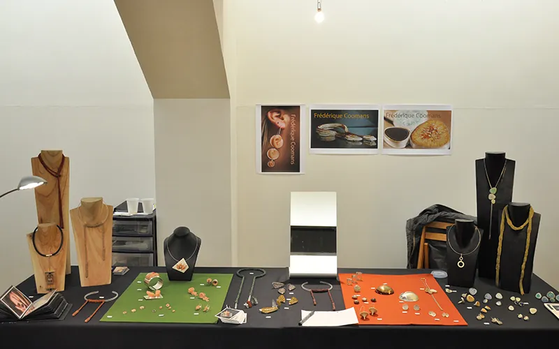 Une table de présentation de bijoux colorés sur fond noir