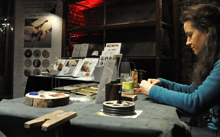 Une table de présentation de bijoux noire pour faire mieux ressortir les bijoux colorés
