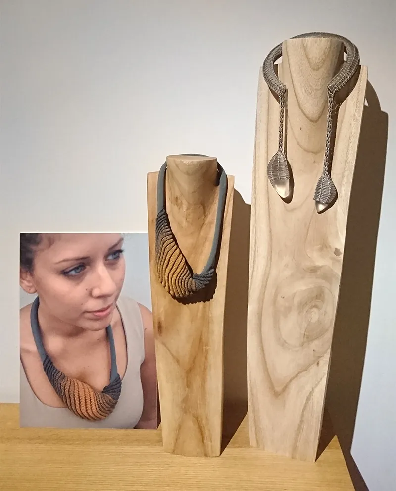 Deux présentoirs en bois pour mettre en avant des colliers faits-mains et une image de présentation d'une femme qui porte le collier contemporain