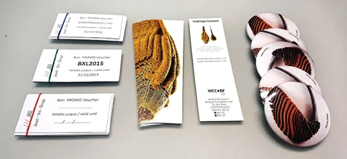 Goodies et cartes de visites colorées avec différentes formes et supports