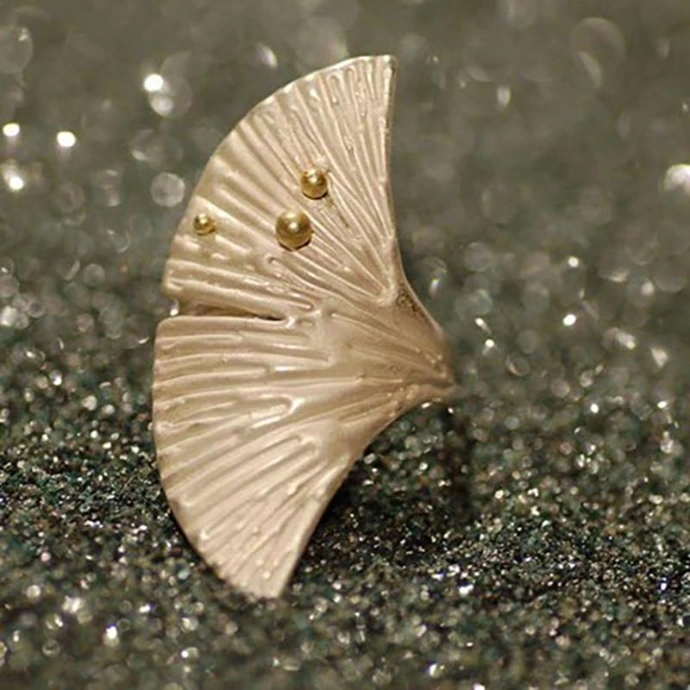 bague Ginkgo organique texturée en cire perdue fondue en argent 925 et granulation e or recyclé