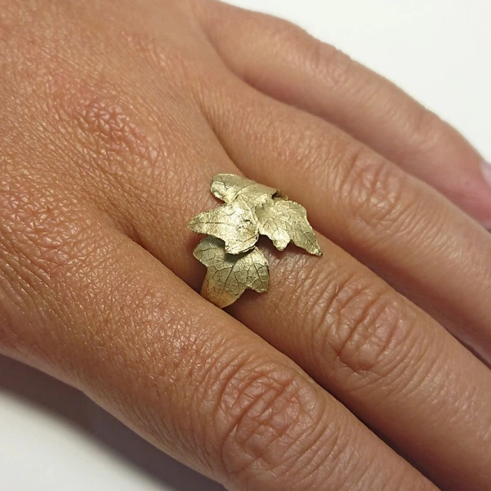 bague de feuille de lierre en cire perdue fondue en laiton portée sur une main
