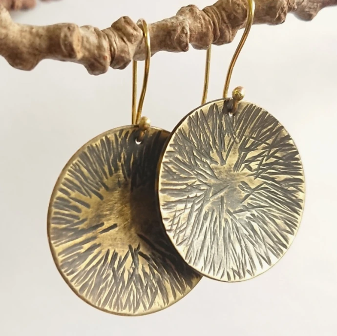 création d'élève boucles d'oreilles en laiton martelé effet soleil et patine noire avec attaches en crochets personnalisées 