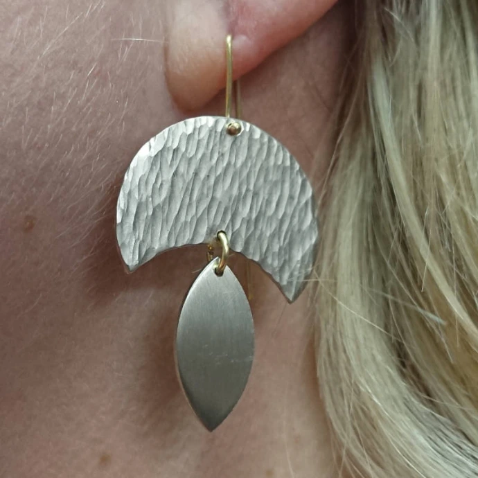 création d'élève boucle d'oreille en métal argenté texturé en demi-lune et laiton sur oreille