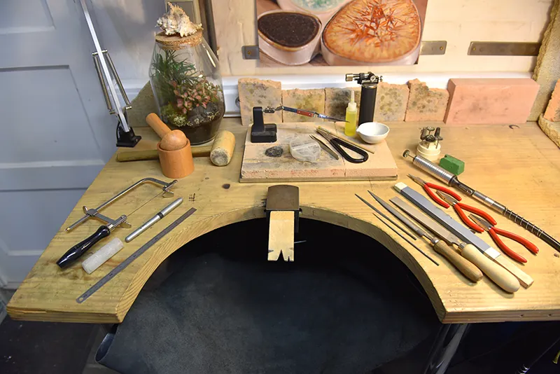 point de vue artisan devant un établi de bijoutier