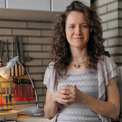 Frederique Coomans artisane et fondatrice des Ateliers du Bijou Contemporain