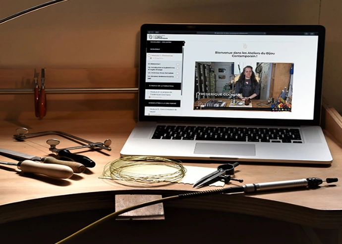 cours en ligne sur ordinateur depuis un établi