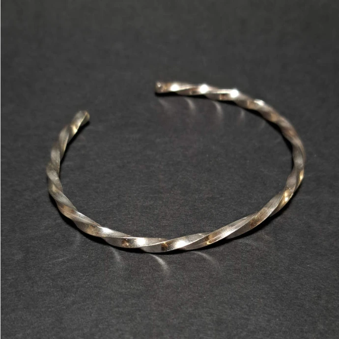 création d'élève bracelet de fil carré torsadé en argent 925