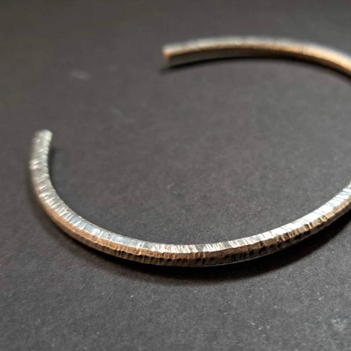 création d'élève bracelet en fil rond épais texturé en métal argenté