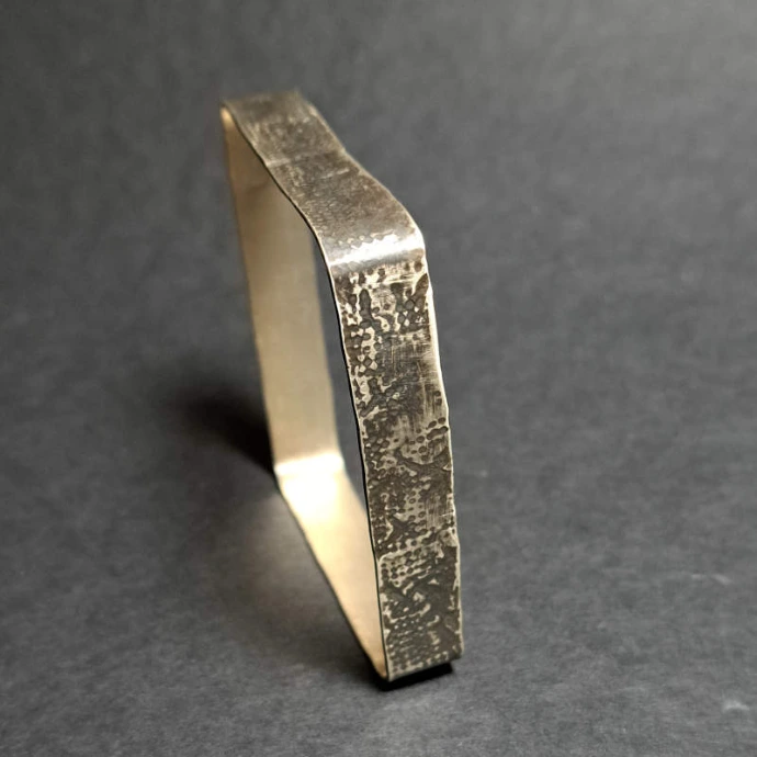 création d'élève bracelet carré en plaque de métal argenté texturé et patiné