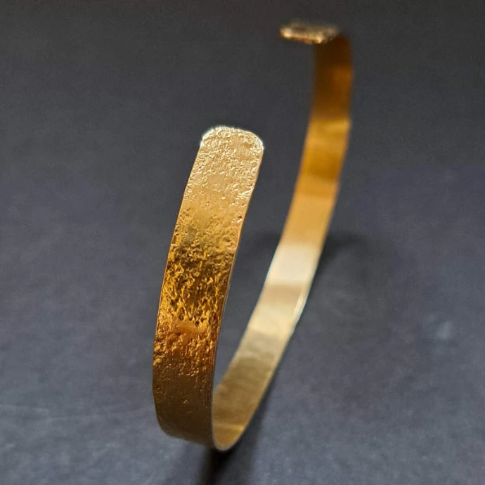 création d'élève bracelet manchette ultra fin martelé en laiton