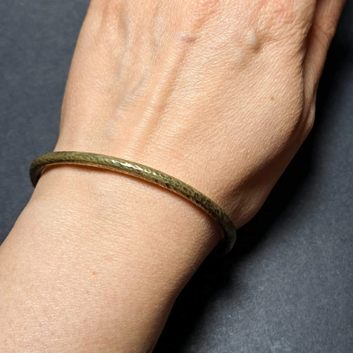 création d'élève bracelet texturé en laiton porté au poignet