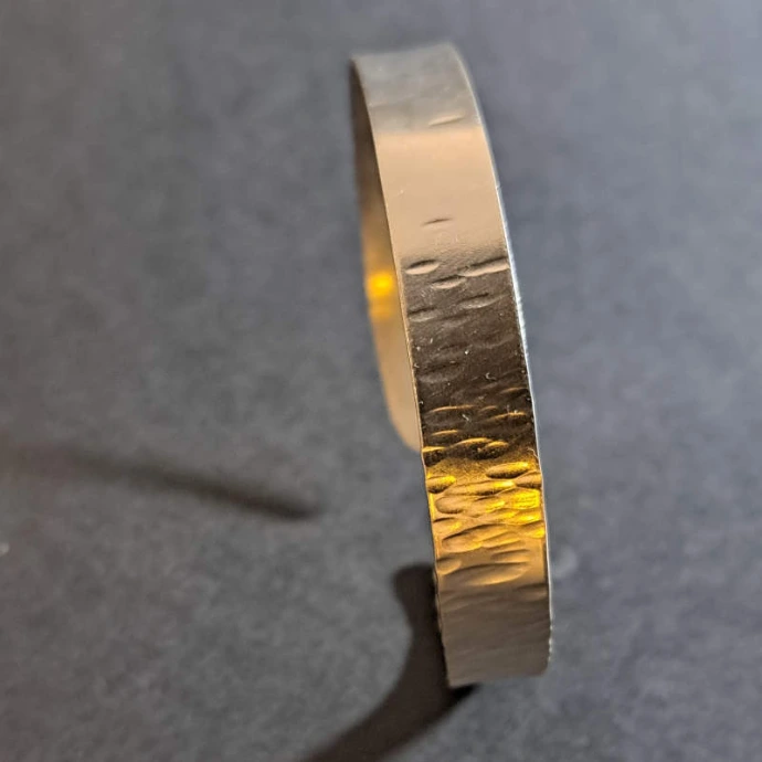 création d'élève bracelet en plaque de métal argenté texturé au marteau en ligne
