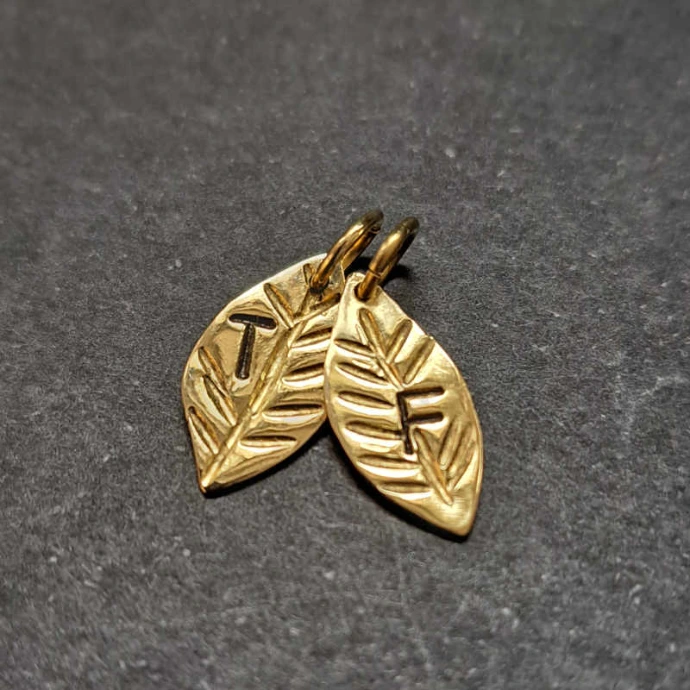 création d'élève ensemble de mini pendentifs feuilles texturés avec initiales