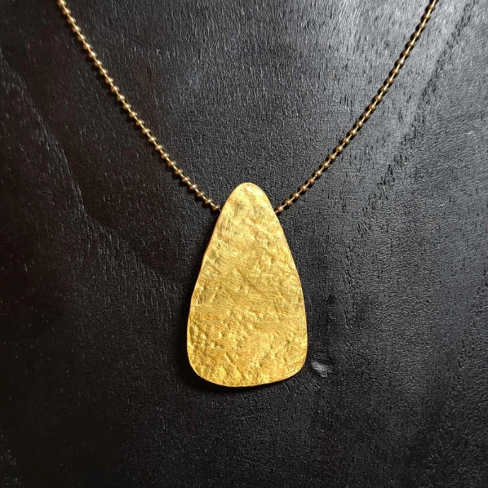 pendentif en laiton texturé en forme de triangle avec coins arrondis