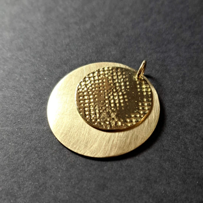 création d'élève pendentif duo de disque texturé en laiton