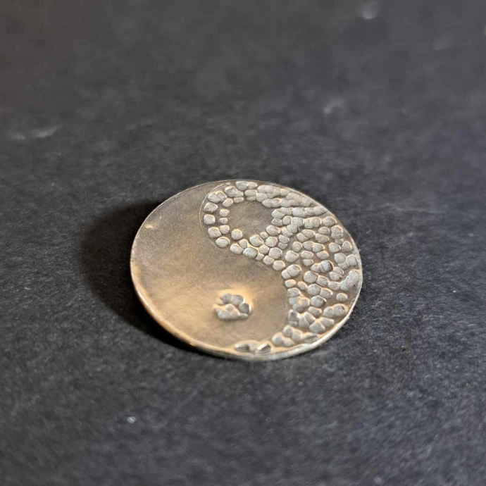 création d'élève pendentif en métal argenté texturé avec motif Yin Yang