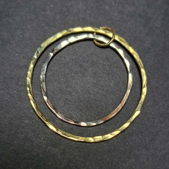 création d'élève duo de pendentifs cercles en laiton martelé