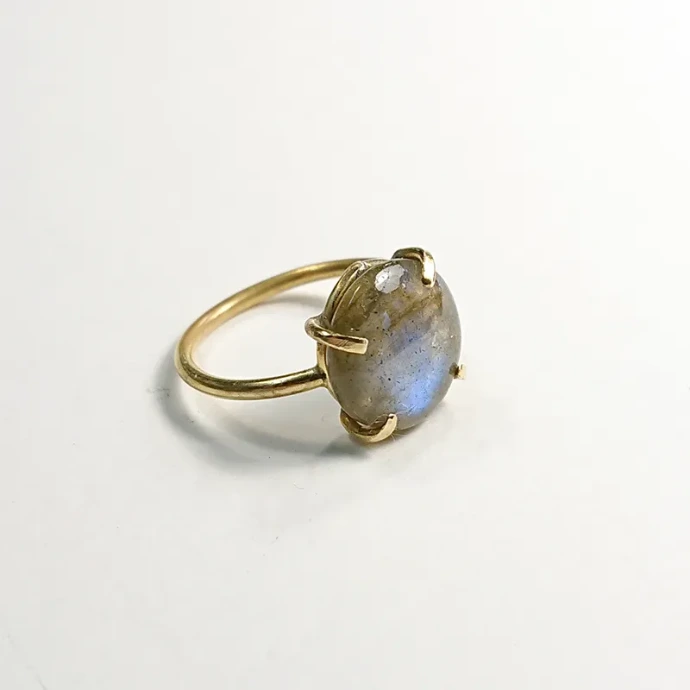 bague sertie avec griffes apparentes