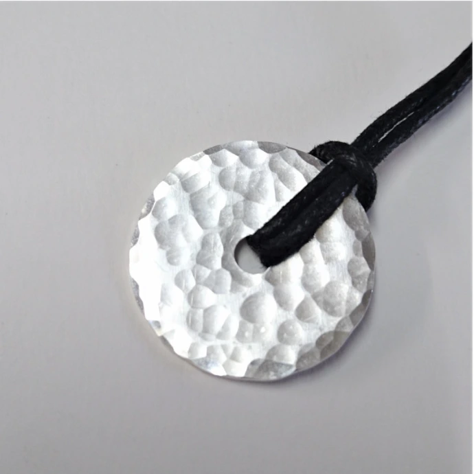 Formation bijouterie Bruxelles pendentif argent martelé Les Ateliers du Bijou Contemporain