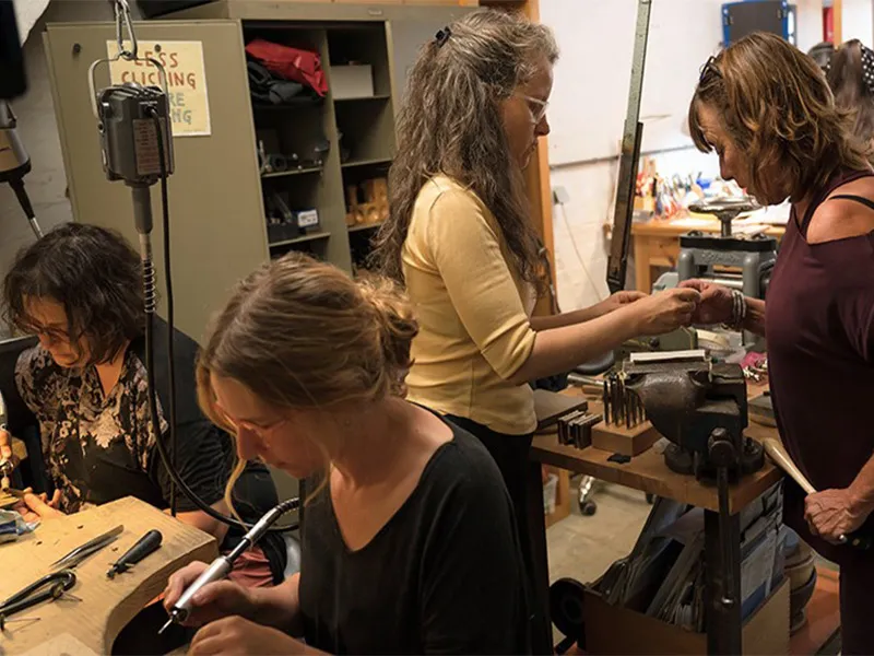 atelier-a-Bruxelles-bijou-contemporain-cours-bijouterie-bruxelles.webp