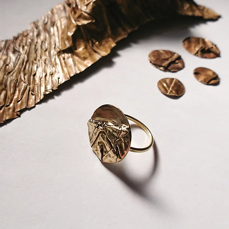 Formation-Bijou-plaque-metal-plisse-froisse-bague-Celine.webp